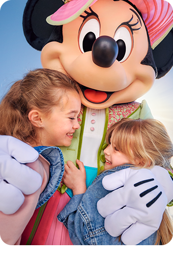 Minnie Mouse mit zwei Kindern im Disneyland Paris
